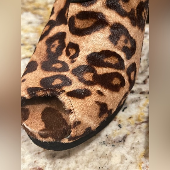 Stuart Weitzman size 7 - Picture 10 of 10